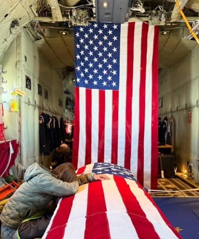 美国飞行员被俘虏了，目前对于特朗普政府来说，压力非常大。

当地时间2026年4