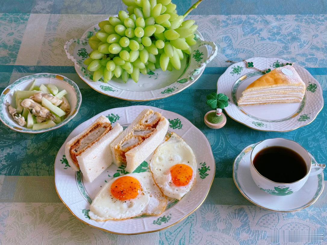 早安🍀🍀🍀资家午餐 炸鱼排和味噌カツ三明治、煎太阳蛋、蛏子拌黄瓜、ピッテロ