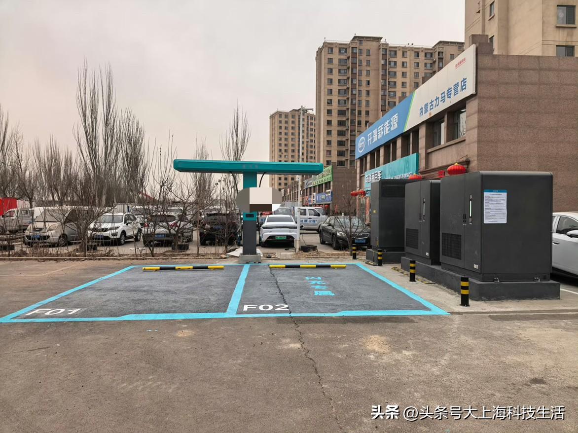 朋友，你有没有过这样的经历？开着电动车出门，一到充电站就发愁——要么排队等半天，