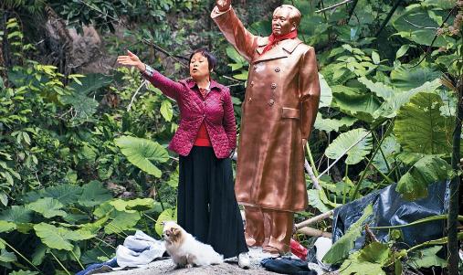 曾肉身挡挖机救下百年古迹！香港大姐如今死守伟人像，痛哭被拆
2026年2月9日，