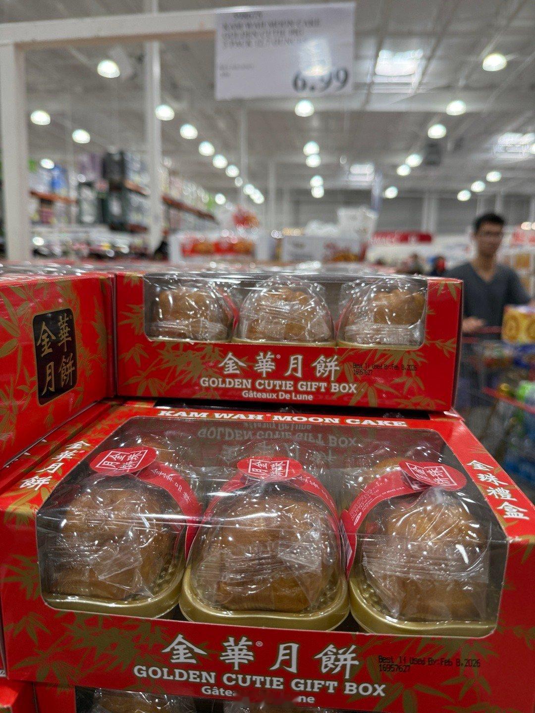 三个小月饼包装，正好一家人过中秋。反正每年就吃一个。看了下是莲蓉的。。。 ​​​