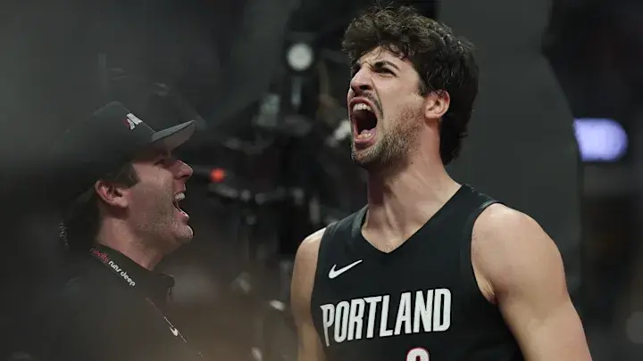 今日NBA季后赛，马刺对阵开拓者。马刺半场65-45领先开拓者。阿夫迪亚半场8中