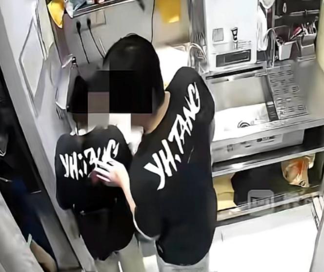 穿着工服，挂着“督导”的名头，就能在自家门店里对17岁的女店员下黑手？伸手摸胸、