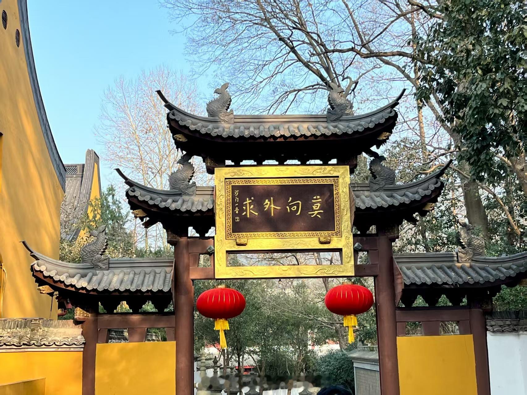 释永信这个事情，其实一点都不意外。在巨大的权利、金钱和资源的诱惑面前，人的劣根性