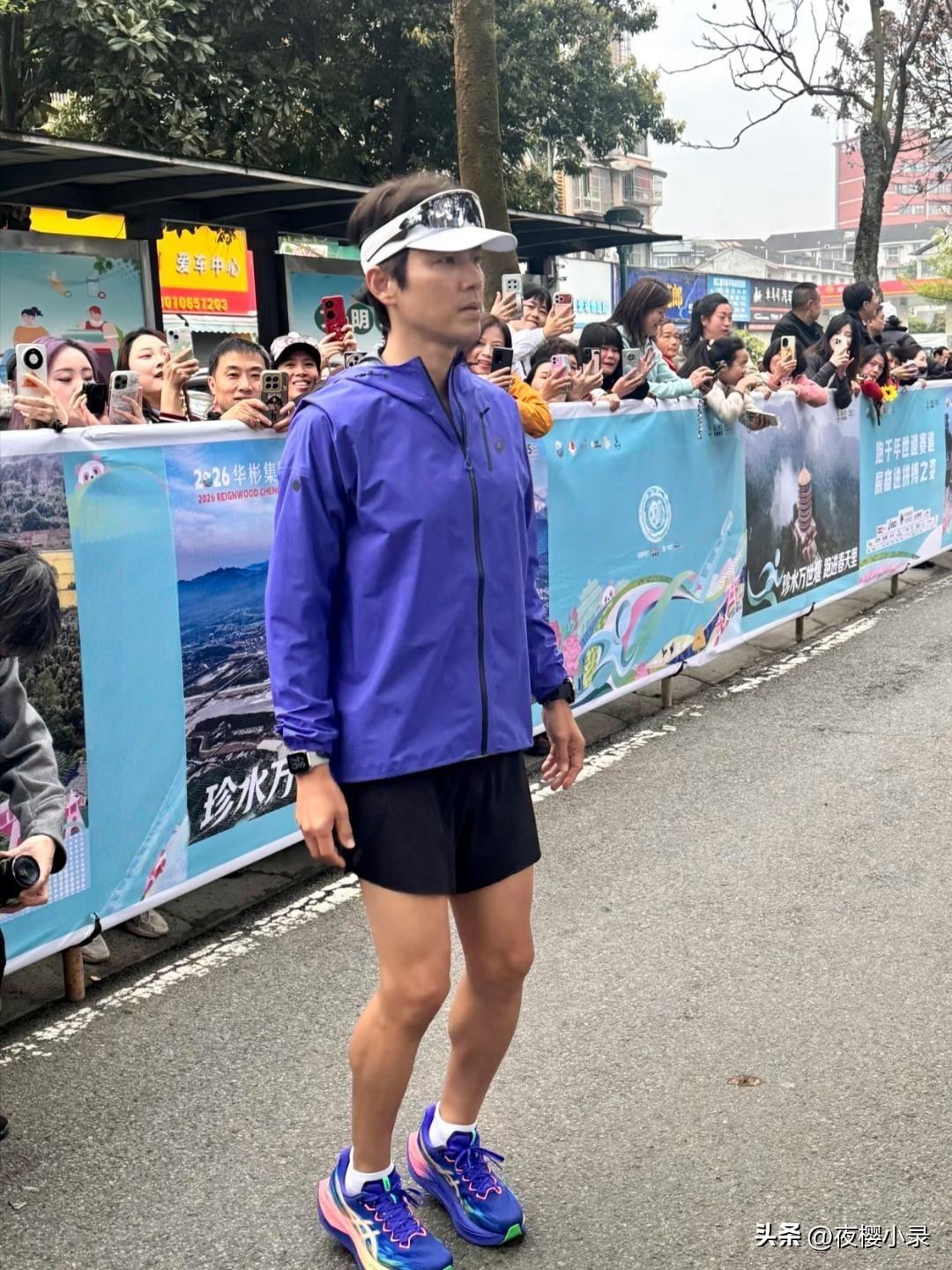 52岁钟汉良现身四川成都跑马拉松，他现实中真人太帅了，身材又高又瘦，小麦色皮肤，