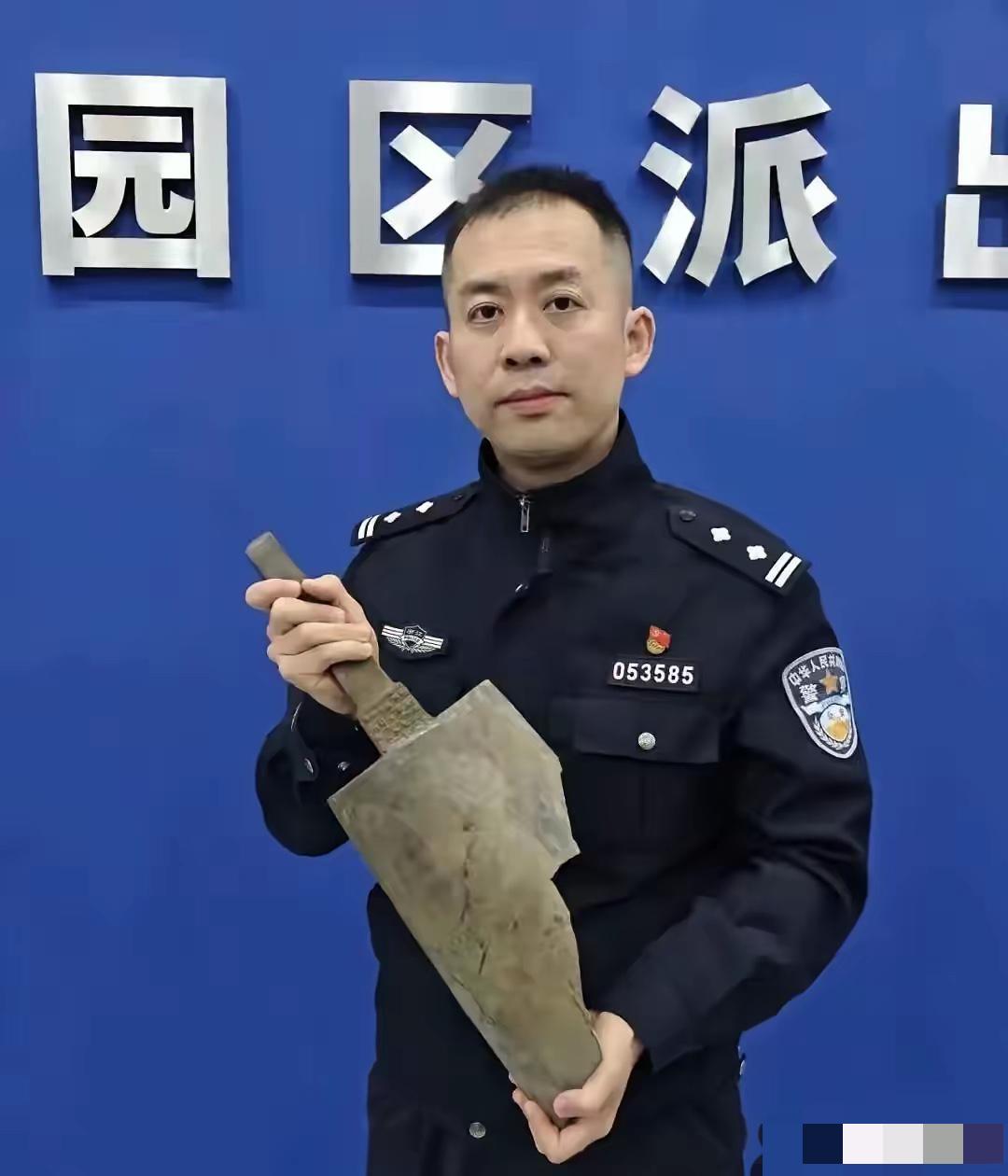 重大发现！浙江湖州一对收废品老夫妻，在河边意外翻出个长满绿锈的沉重大铁疙瘩，一眼