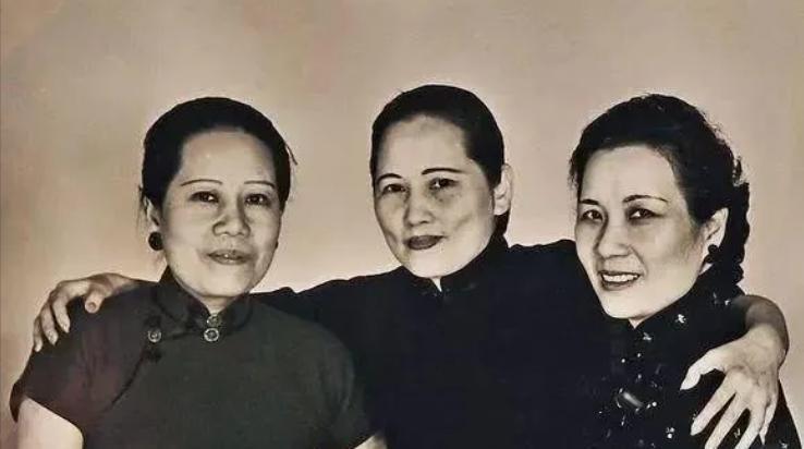 1967年8月，孔祥熙病重，临终前，他握着妻子宋蔼玲的手，呢喃地说：“我们孔家富