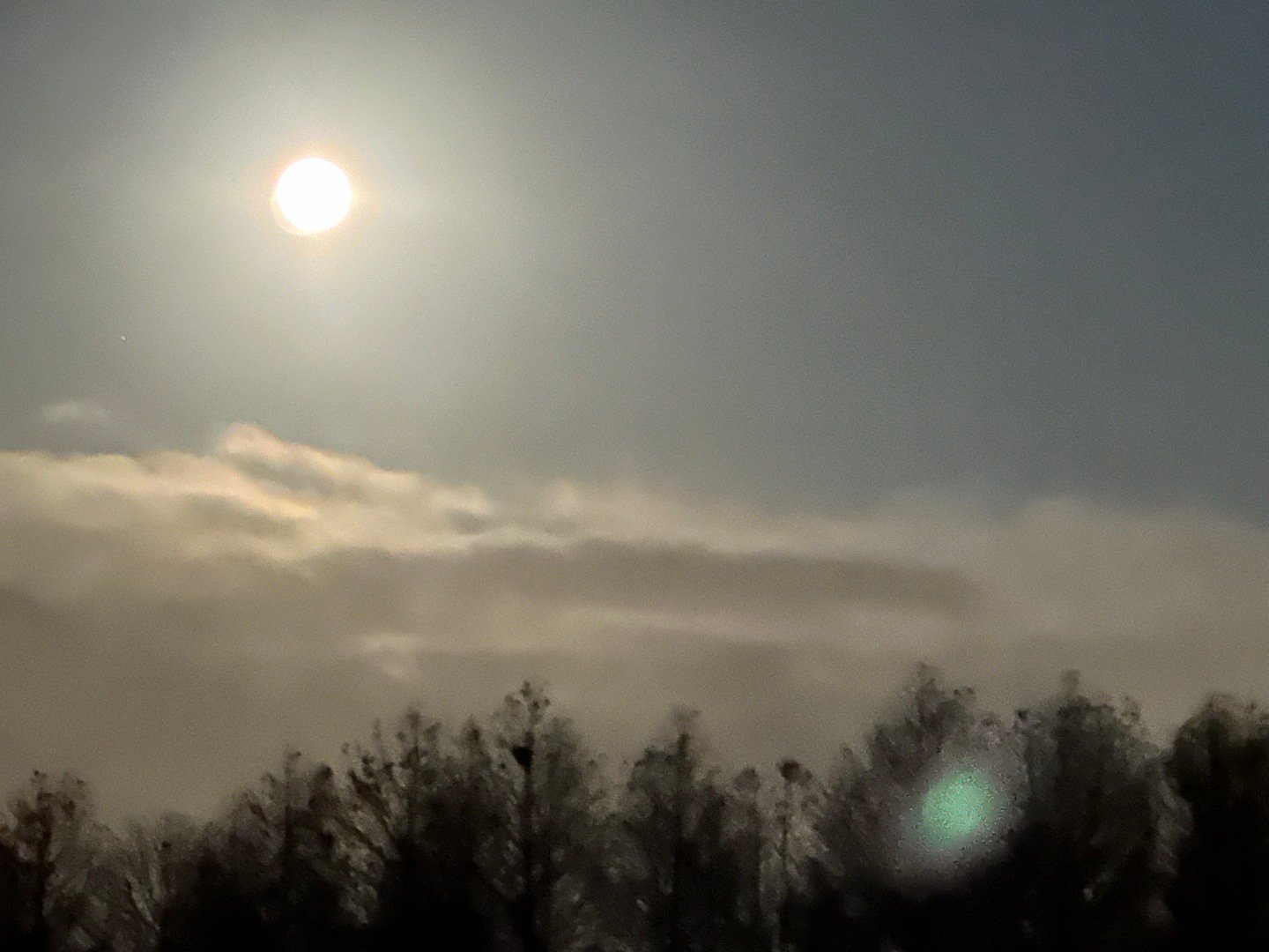 生活手记今夜的月亮很美，又圆又亮，忍不住驻足欣赏❤️❤️❤️ 