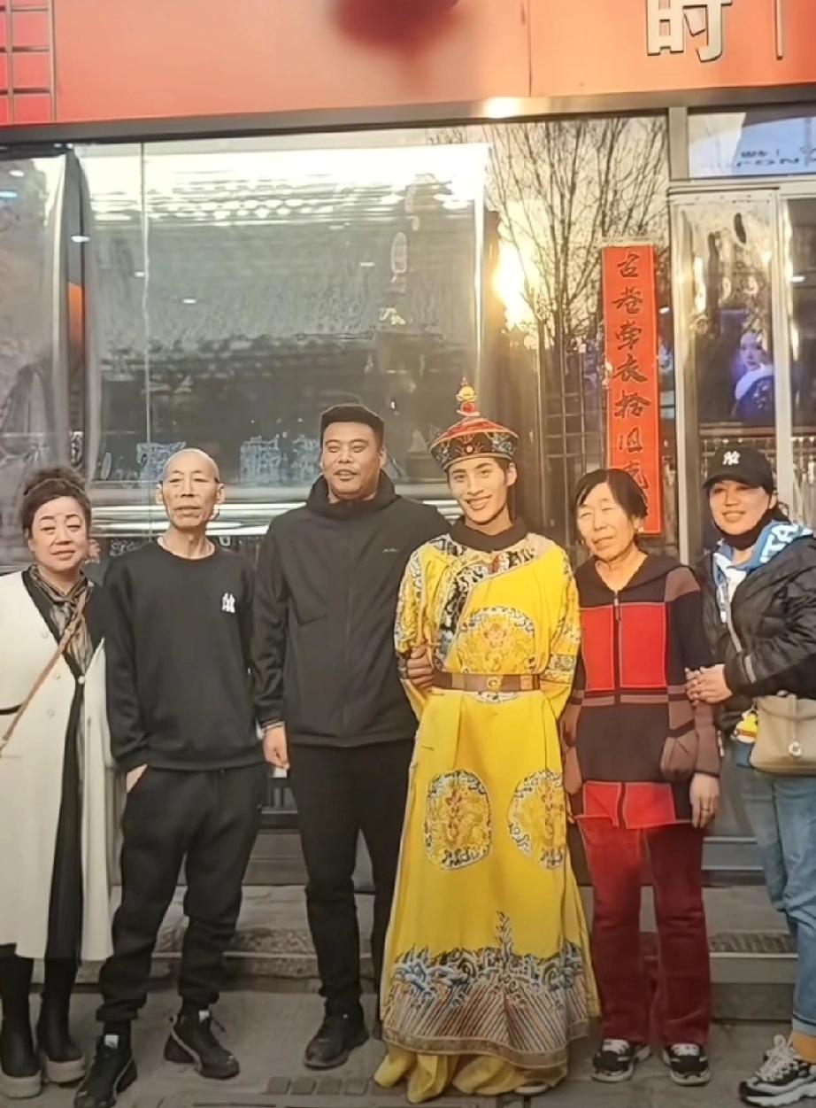 难道只有我看出今天张云鹏的爸爸好像有点不高兴的样子，今天也没有出来直播，这是怎么