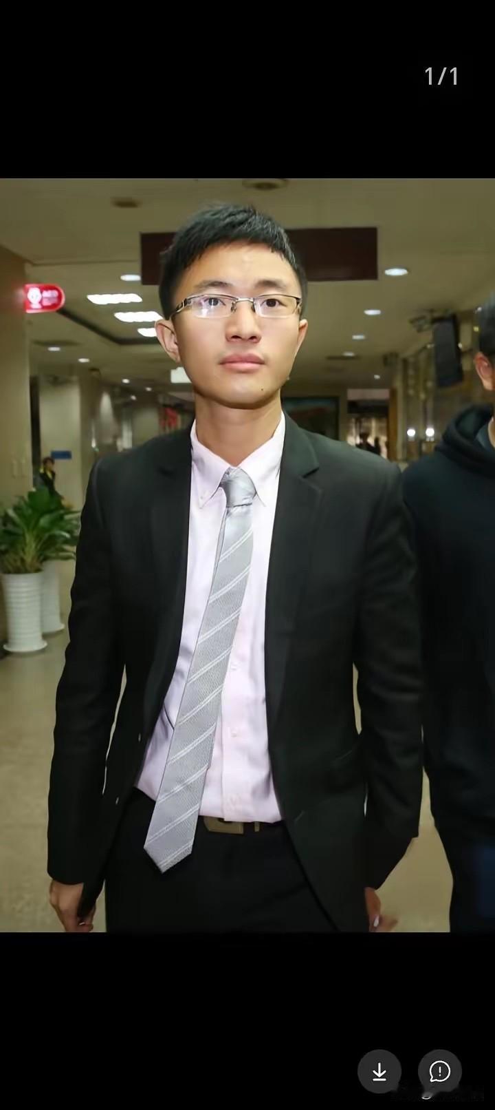 非常认同台北市议员，新党副秘书长侯汉廷的观点，想统一台湾，“穷台”。

侯汉廷说