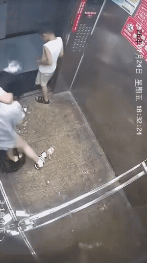 湖北电梯两女子打架事件引起全网热议
如果开始孩子进来礼貌的说一声:麻烦阿姨等一会