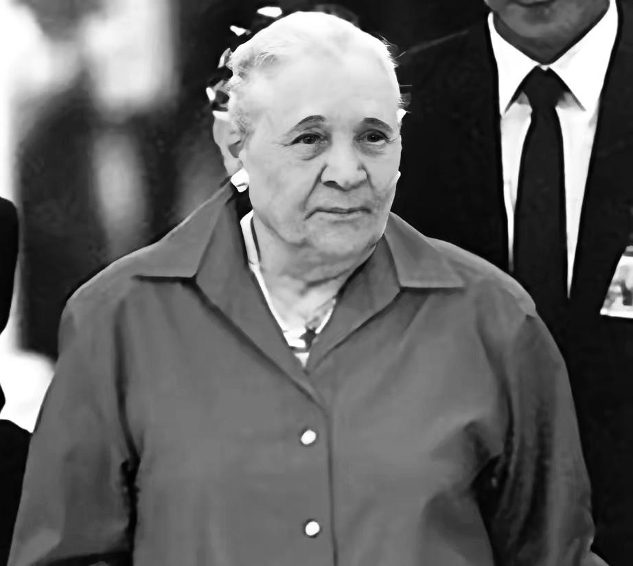 1939年，蒋经国的妻子蒋方良正在屋内行走。突然，她脱光了自己的衣服，从楼上跑到