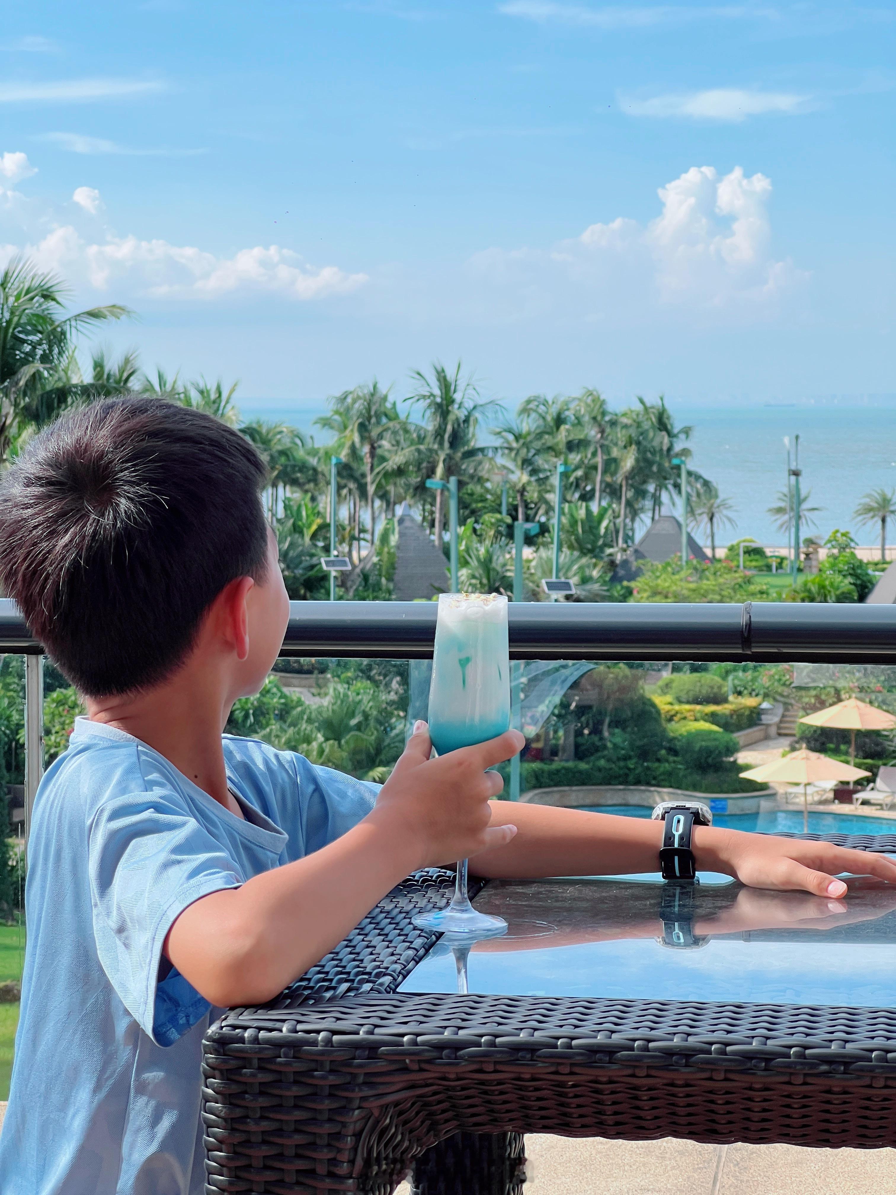☕️走到哪里都要喝一杯。夏天就要结束了吗？来海口西海岸度假，在国宾馆的【费尔大堂