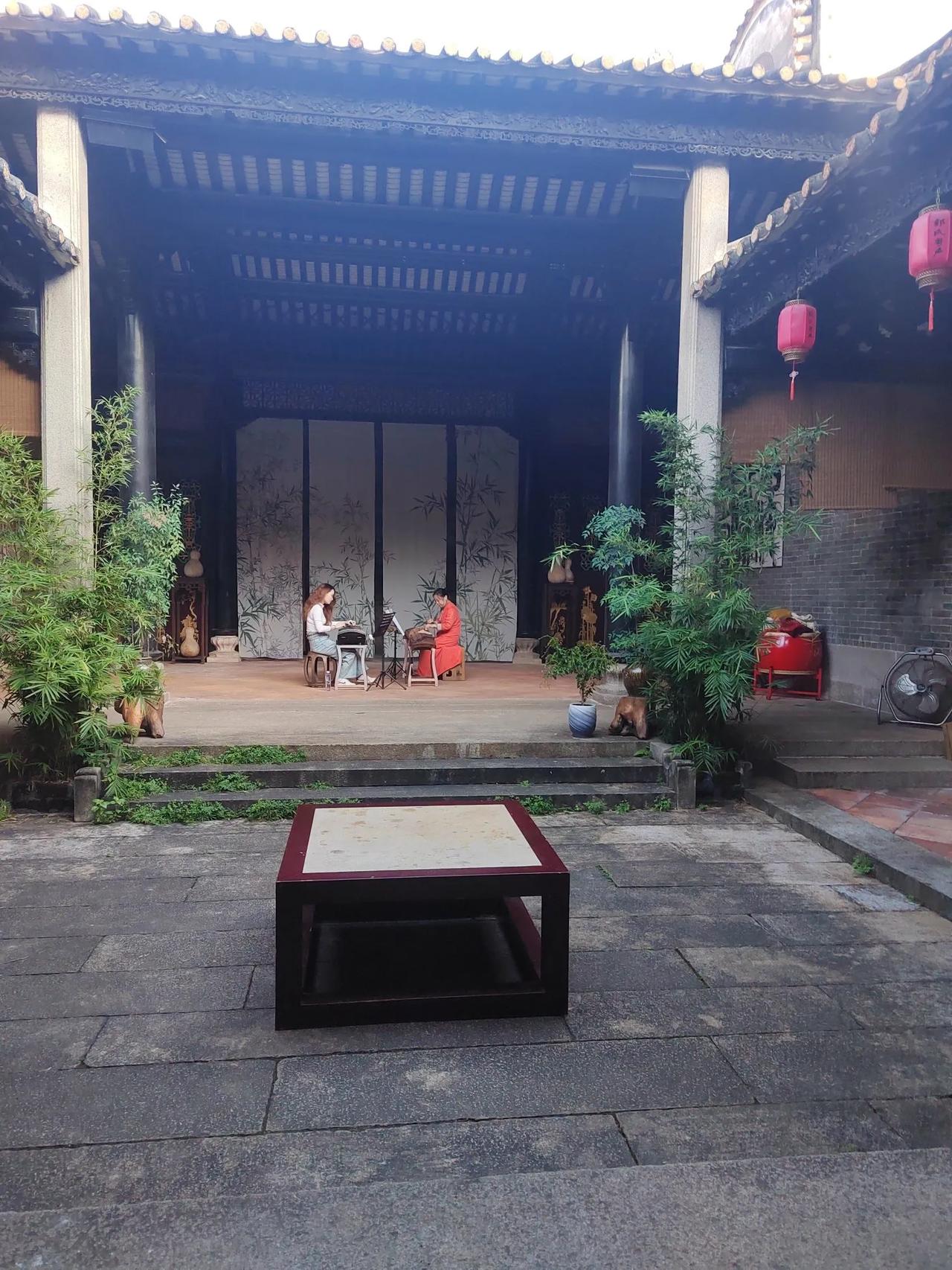 上联：青竹枝枝秀，诚邀下联古筝弦弦乐。