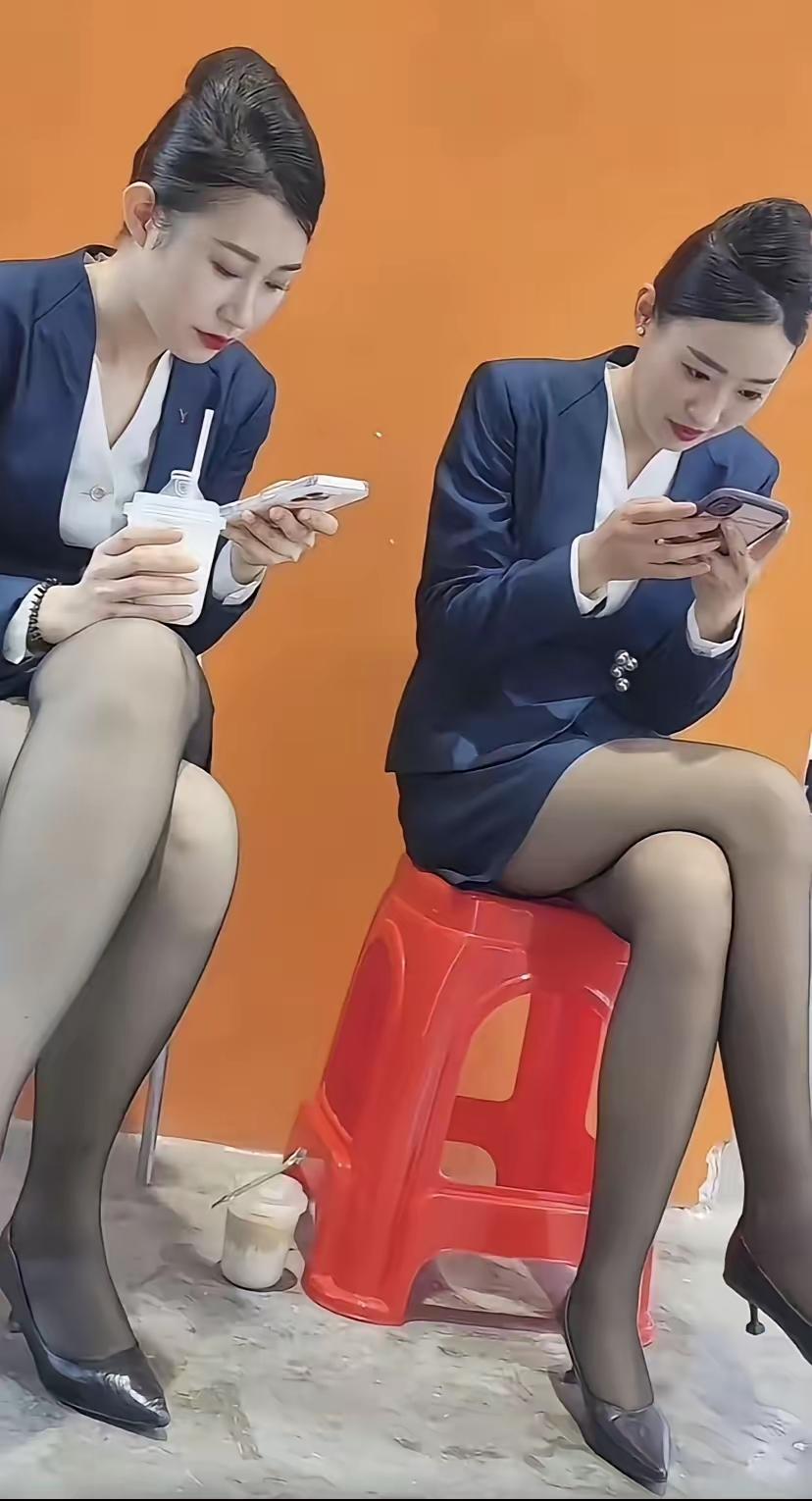 上班玩手机，喝奶茶，这是什么公司？什么工作呀？上班品咖啡