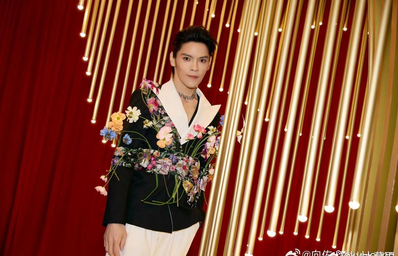 向佐终于像个人了看一眼就觉得好清爽向佐如同百变男孩一样！惊喜