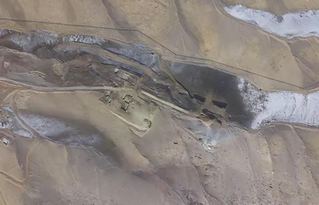 美军4架B2投掷重型炸弹，伊朗导弹基地隧道终于坍塌，此举对中方也是个警告！

美