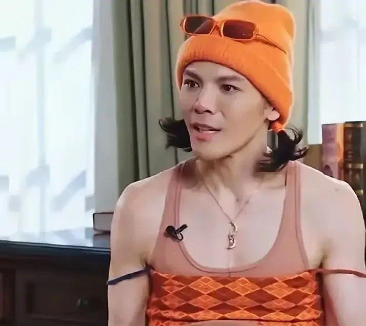 喜欢奇装异服，是因为这种装扮很时尚。还有他觉得他在娱乐圈的目的就是娱乐大家，所以