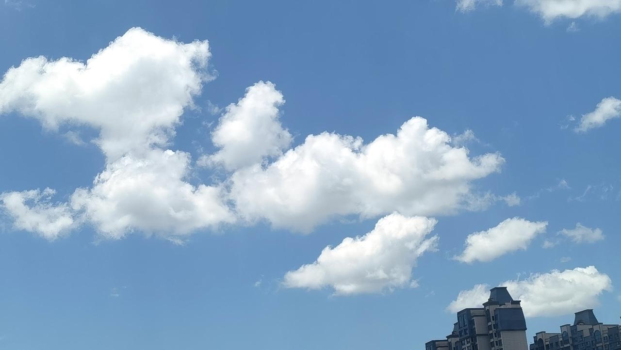 蓝天白云下的现代建筑，清新自然，心旷神怡！🌤️🏙️