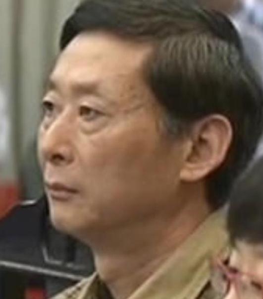1996年，于英生送完儿子上学回家，妻子还在床上躺着。几个小时后，她死了。家门反