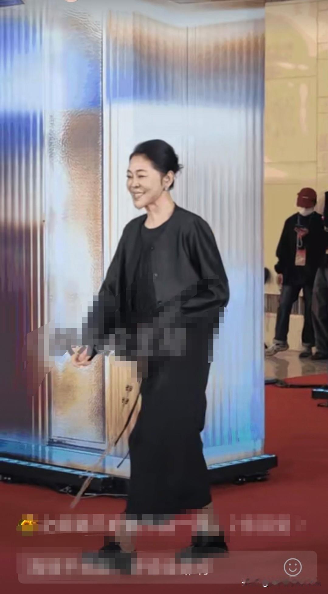 恕我直言！

女人上了点年龄，胖瘦真的跟漂不漂亮，没有多大关系！

你看倪萍，没