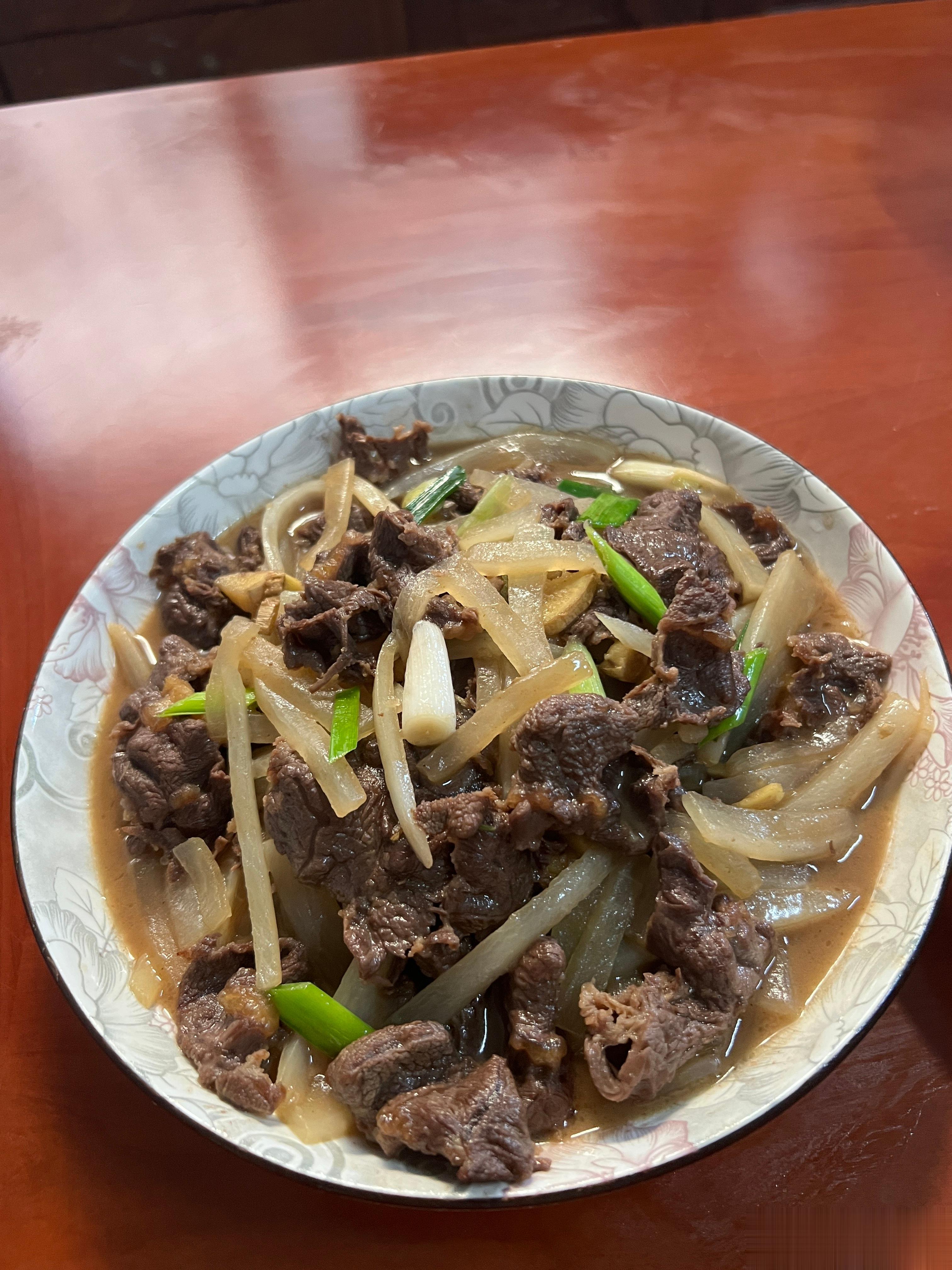 #晚餐# 萝卜炒牛肉 芥蓝炒腊肠 药膳鸡汤 ​​​