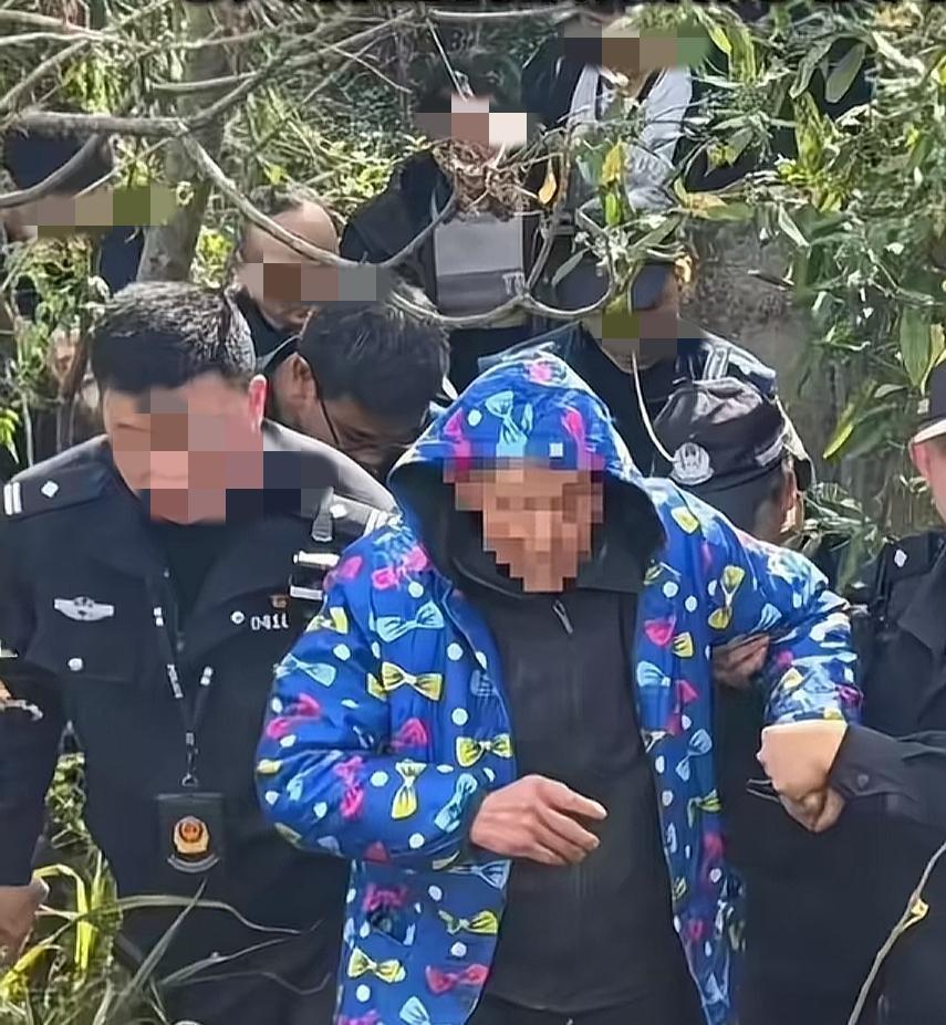 76岁老人因想要一部手机与家人争执后赌气离家，
携带一斤白酒进入深山躲避。
事件