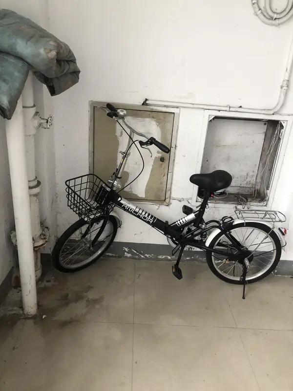 女子骑走未上锁自行车被拘后起诉警方，称只是临时借用，车辆价值不足50元，质疑警方