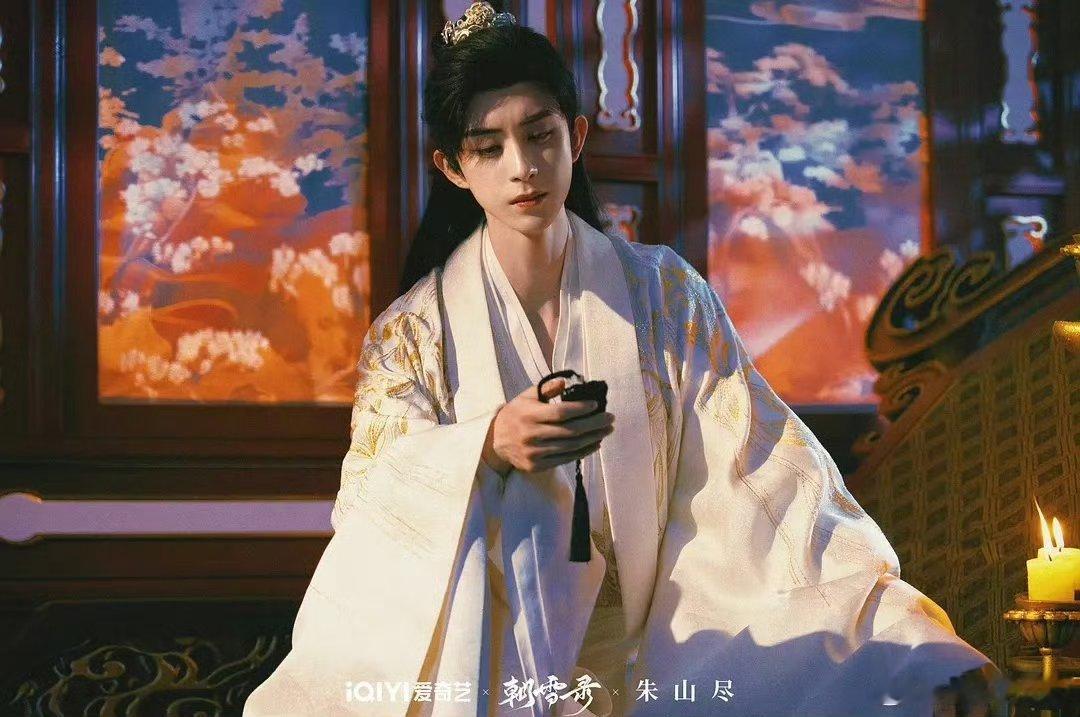 朱山尽拍的敖瑞鹏，可以退💰了……没有他剧里一半好看，把他的宽肩拍成窄肩了 ​​
