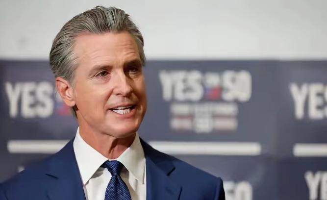 这才具未来美国总统气质。直接硬刚特朗普！

美国加州州长纽森，刚被特朗普在达沃斯