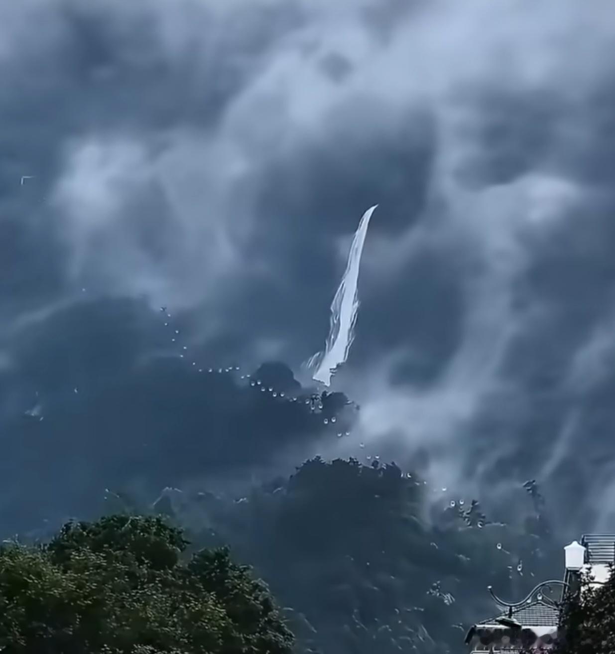 晚上7点至9点戌时，从八卦方位上来看，是西北方，也是天门打开时间，而人体的“天门