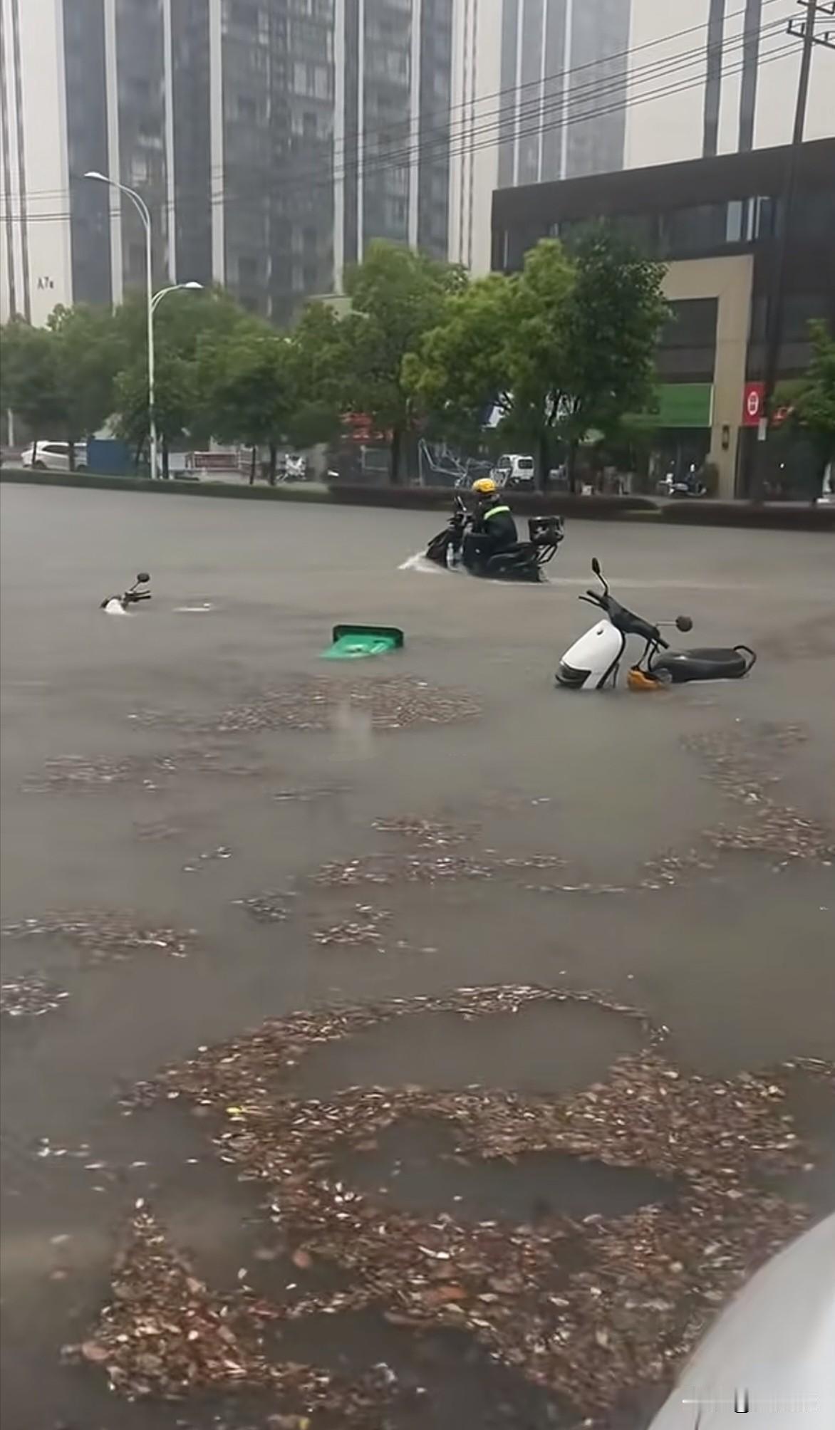 安庆也爆了，百年一遇的暴雨突袭安庆市区，城区街道全是积水，根部排不完，在家办公。