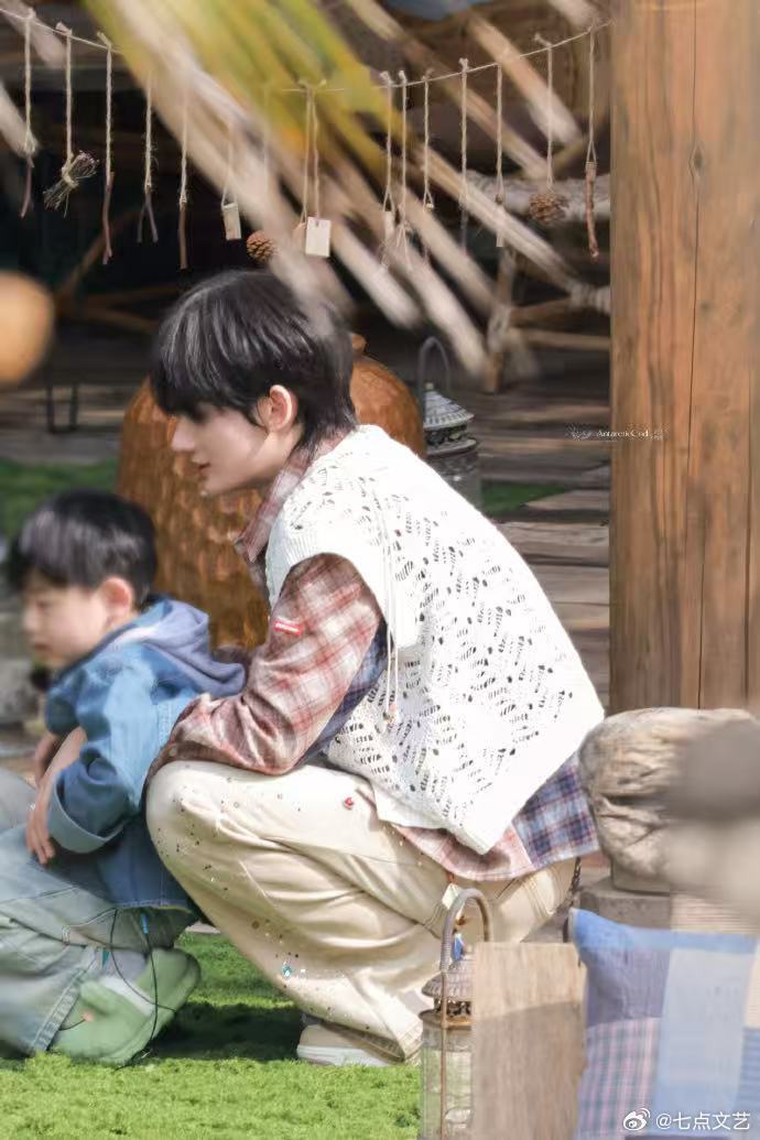 余宇涵单手抱娃手臂线条也太好看了，单手稳稳托住小朋友，力道温柔又有分寸，整个人散