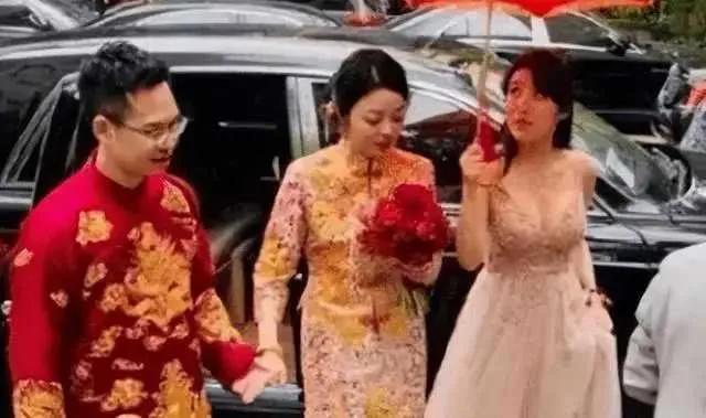 在那春光明媚、花香四溢的一天，我们美丽而贤淑的女同事在亲朋好友的见证下，与心爱之