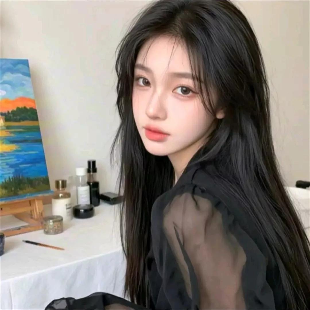 在艺术工作室里，静静地享受绘画的美好时光。