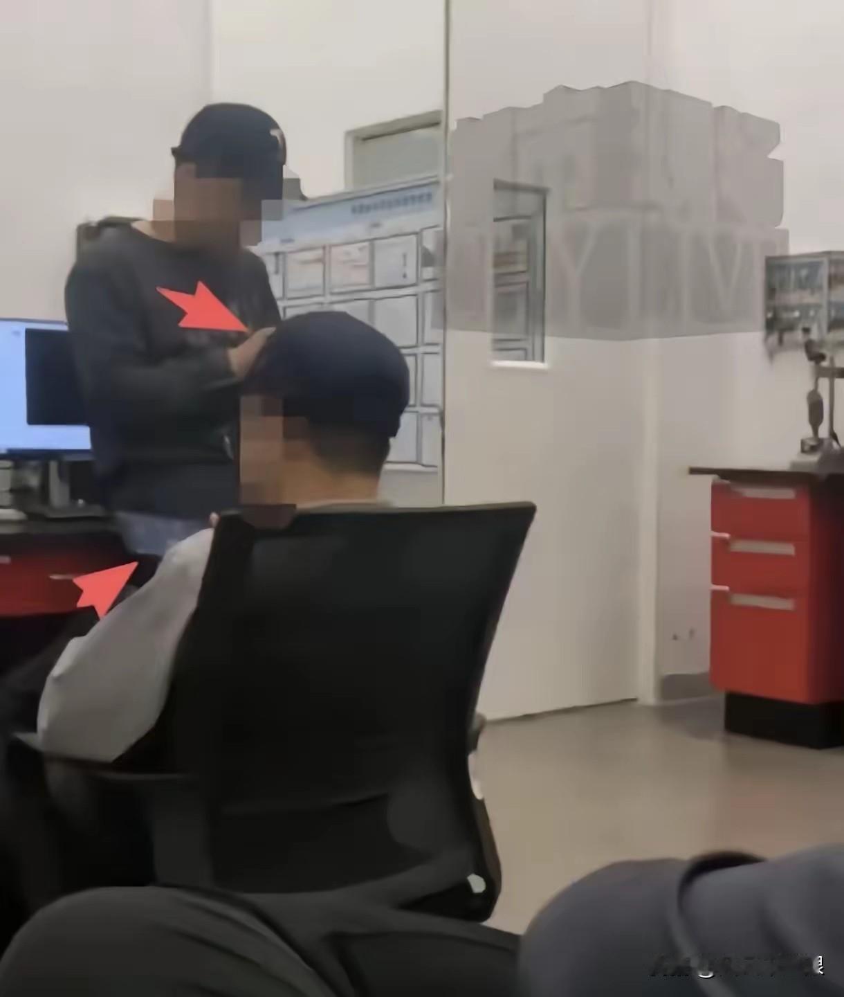 你以为举报同事就能获得公司青睐？结果自己被反手开除。

特斯拉“举报哥”因认为自