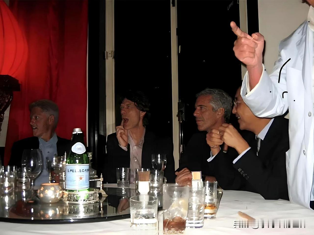 闹大了，爱波斯坦照片惊现一亚裔男子，有人说他是国内那人。

在一张未标注日期的爱