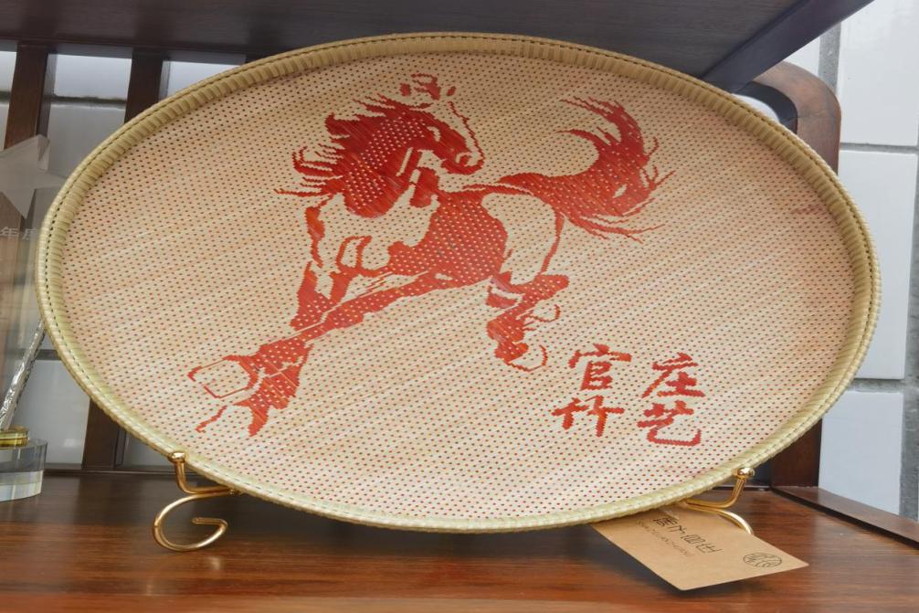 冬日生活打卡季近日，由山东省非物质文化遗产保护中心举办的“骏马迎春·非遗焕彩”2