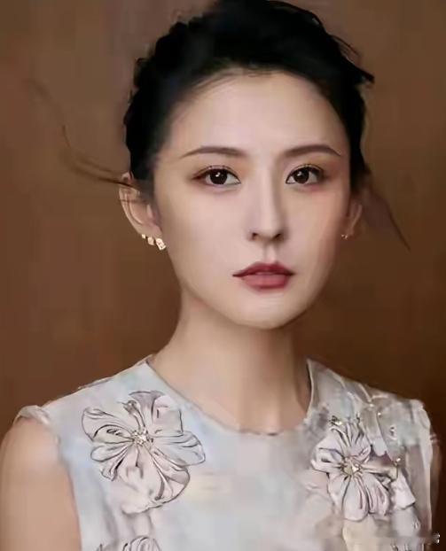 热依扎说：现在我已经39岁了，有个五岁的孩子，是未婚生的，很多人议论，但我不在乎