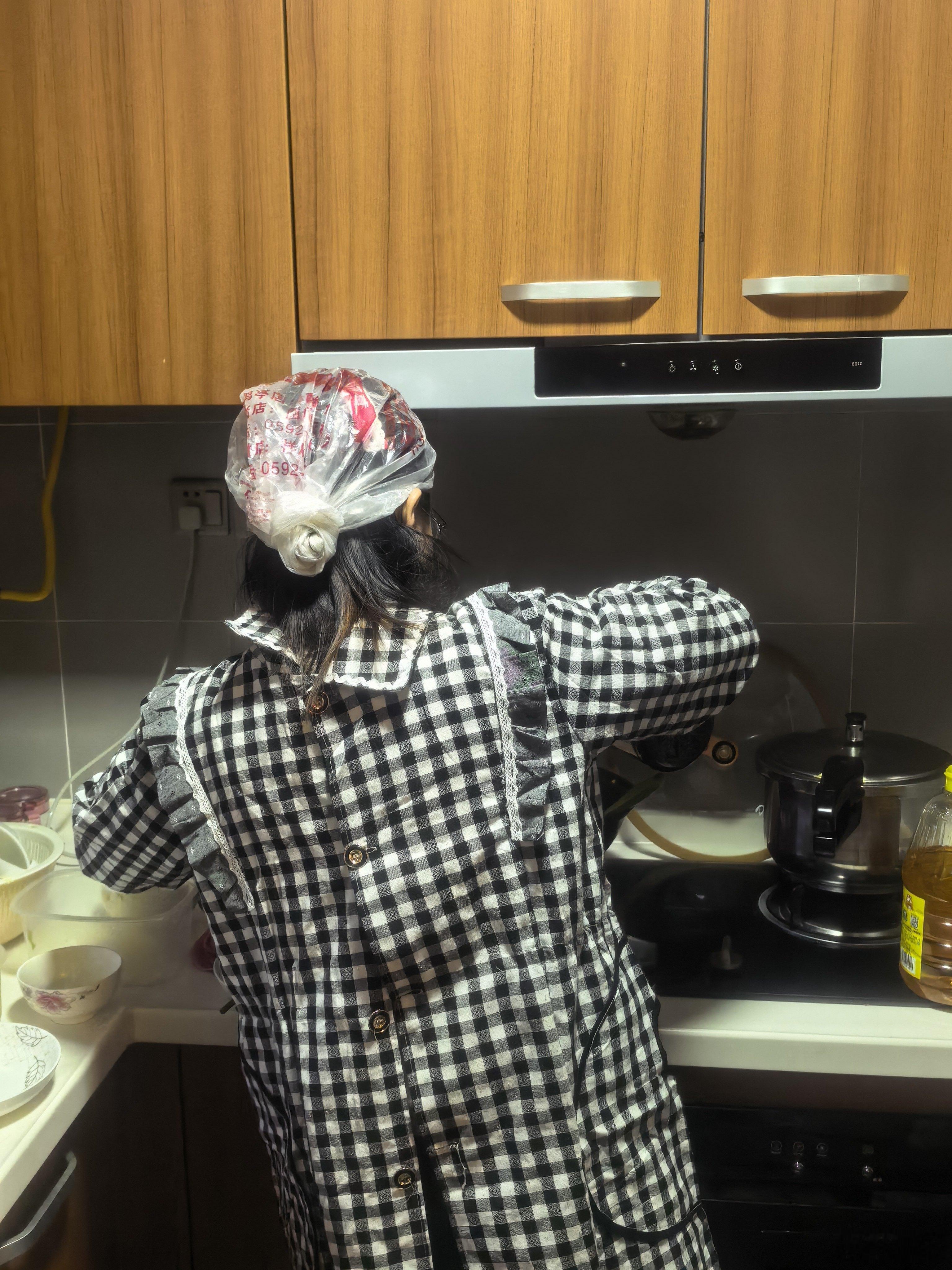 在小林妈妈家煮饭，找不到帽子了，但是发现个塑料袋～ 