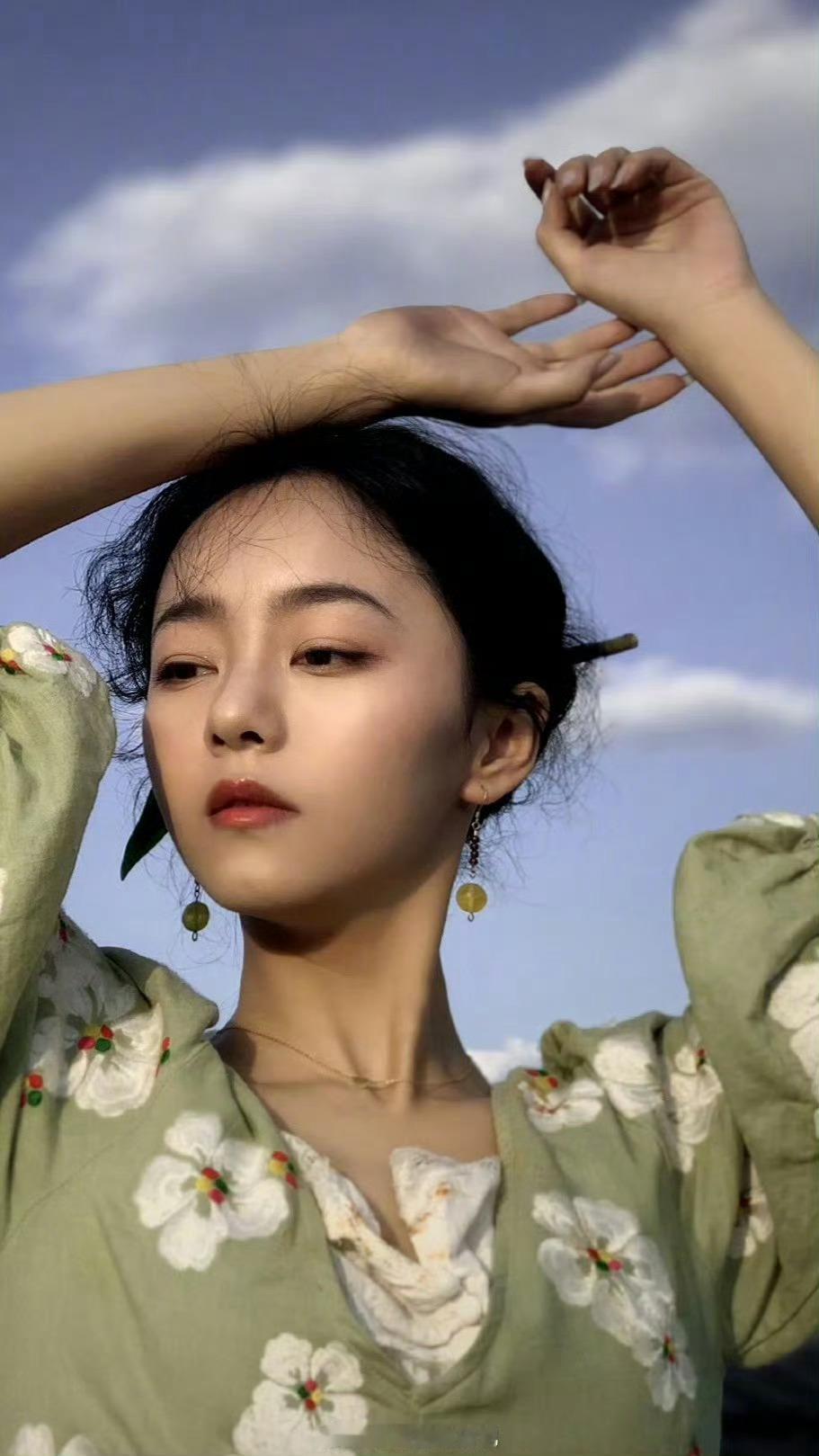 🌷心怀浪漫宇宙，也珍惜人间日常。喜欢鲜花💐，喜欢浪漫💕，喜欢一切琐碎的仪式