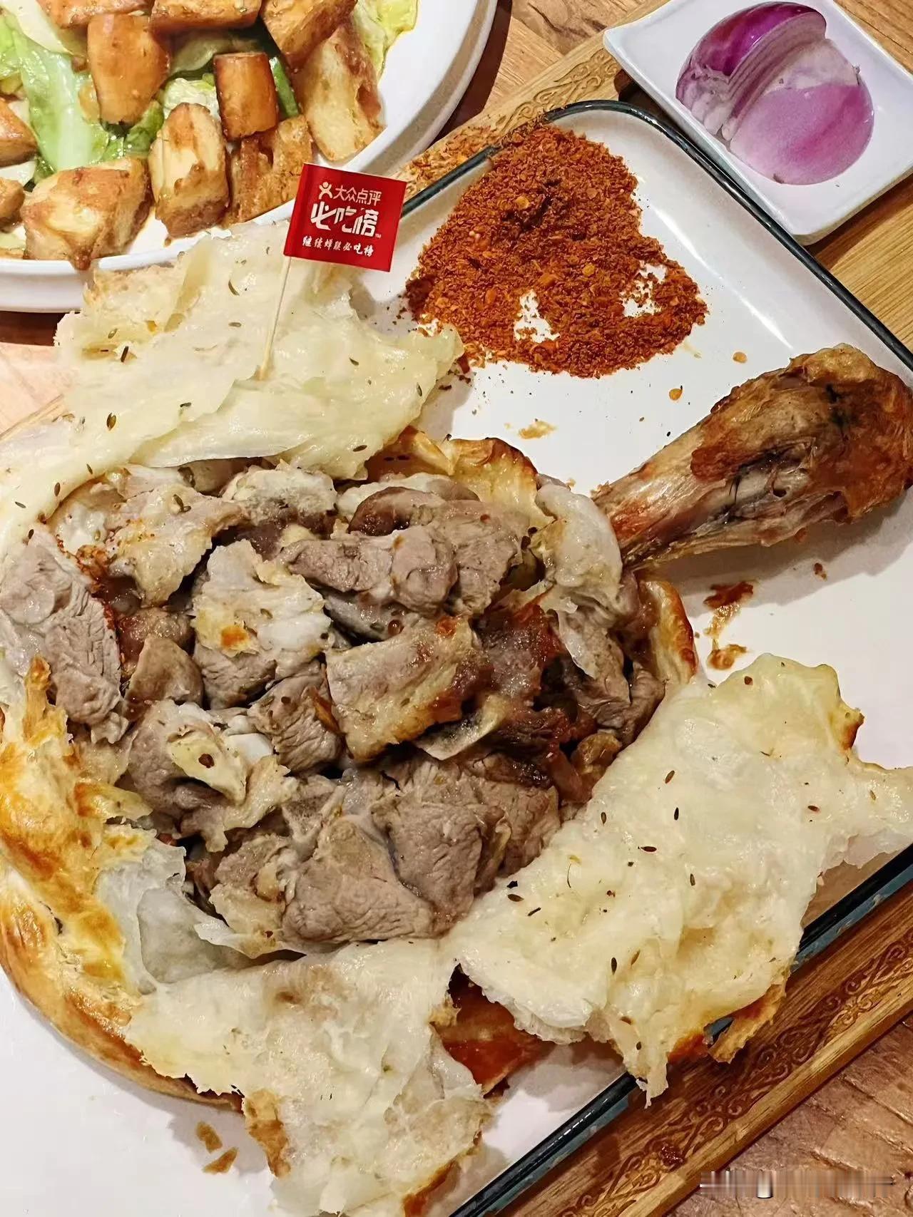 来新疆的100个理由·馕包肉
😍香到离谱的馕包肉，一口就爱上！
家人们，谁懂啊