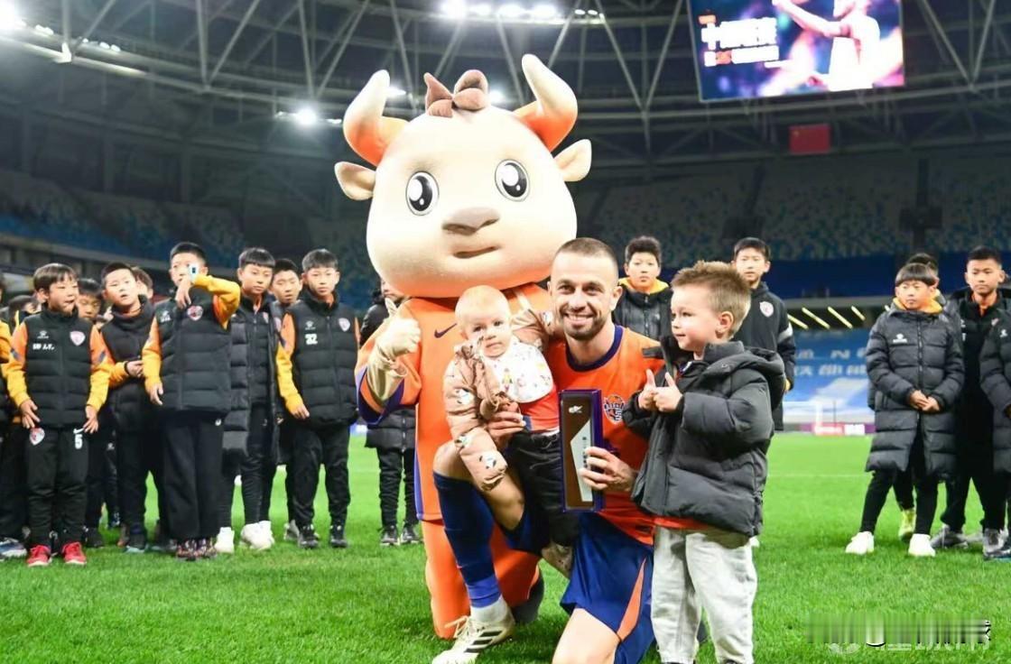 中超自宣离队---萨里奇…昨天，青岛海牛外援萨里奇在社交媒体上发文，确认自己将会