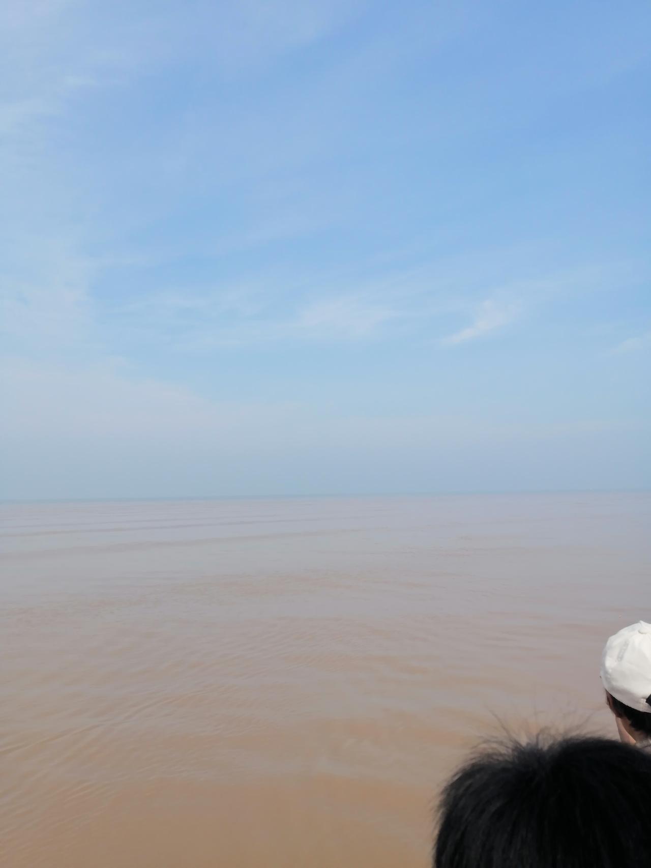 晒晒家乡的自然风光这是到黄河入海口去看黄蓝交汇处时的照片。远处海天一色，因为天气