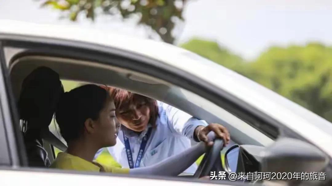 相信各位都注意到了，身边总有一群拿了驾照好几年却几乎没摸过方向盘的女人，她们当初