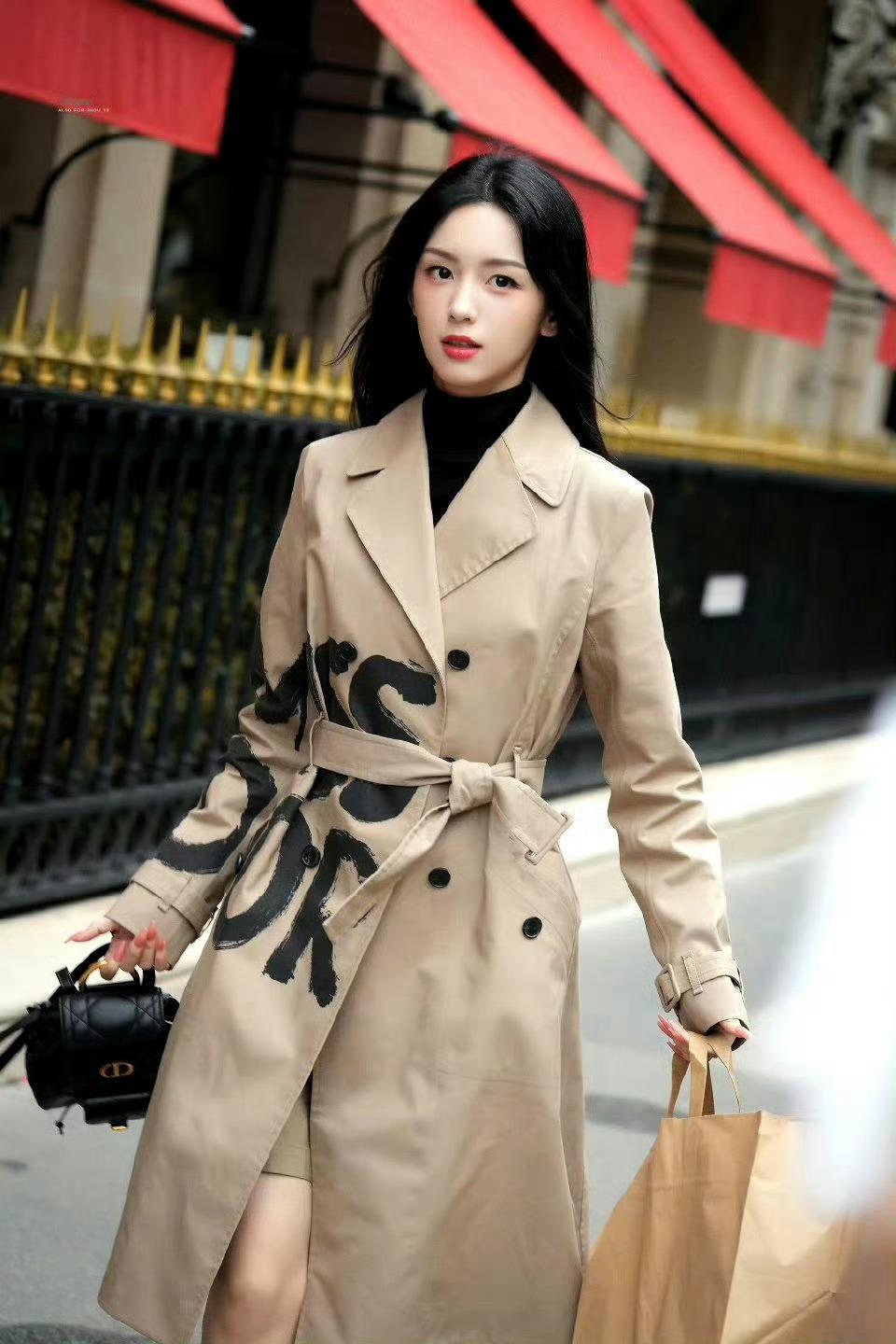 #周也巴黎外出饭拍#这风衣一穿，我岳姐回来了啊 ​​​