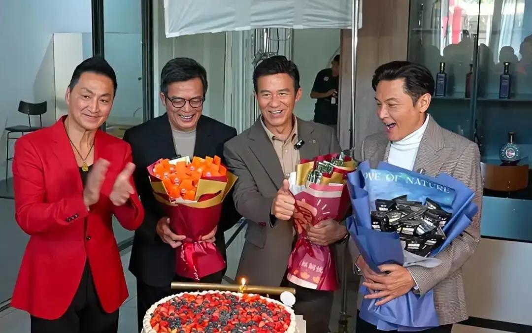 红西装皱纹同框，港片青春杀疯了
 
四个人站一起，像把录像带倒回三十年。何家劲的