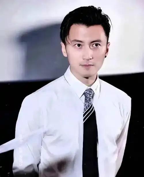 我真是超喜欢谢霆锋啊！舞台上，他一抱起吉他，就像燃起了一把滚烫的摇滚之火，那股子