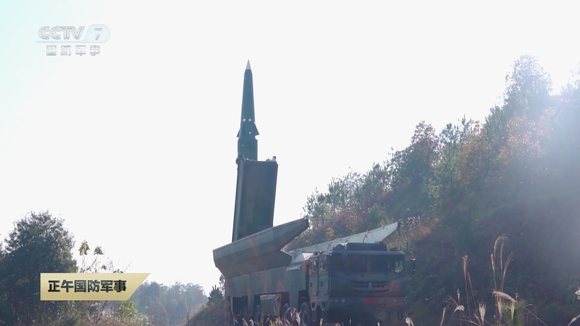 每天认识一件兵器可以大方展示了，首见东风17起竖状态清晰图。 