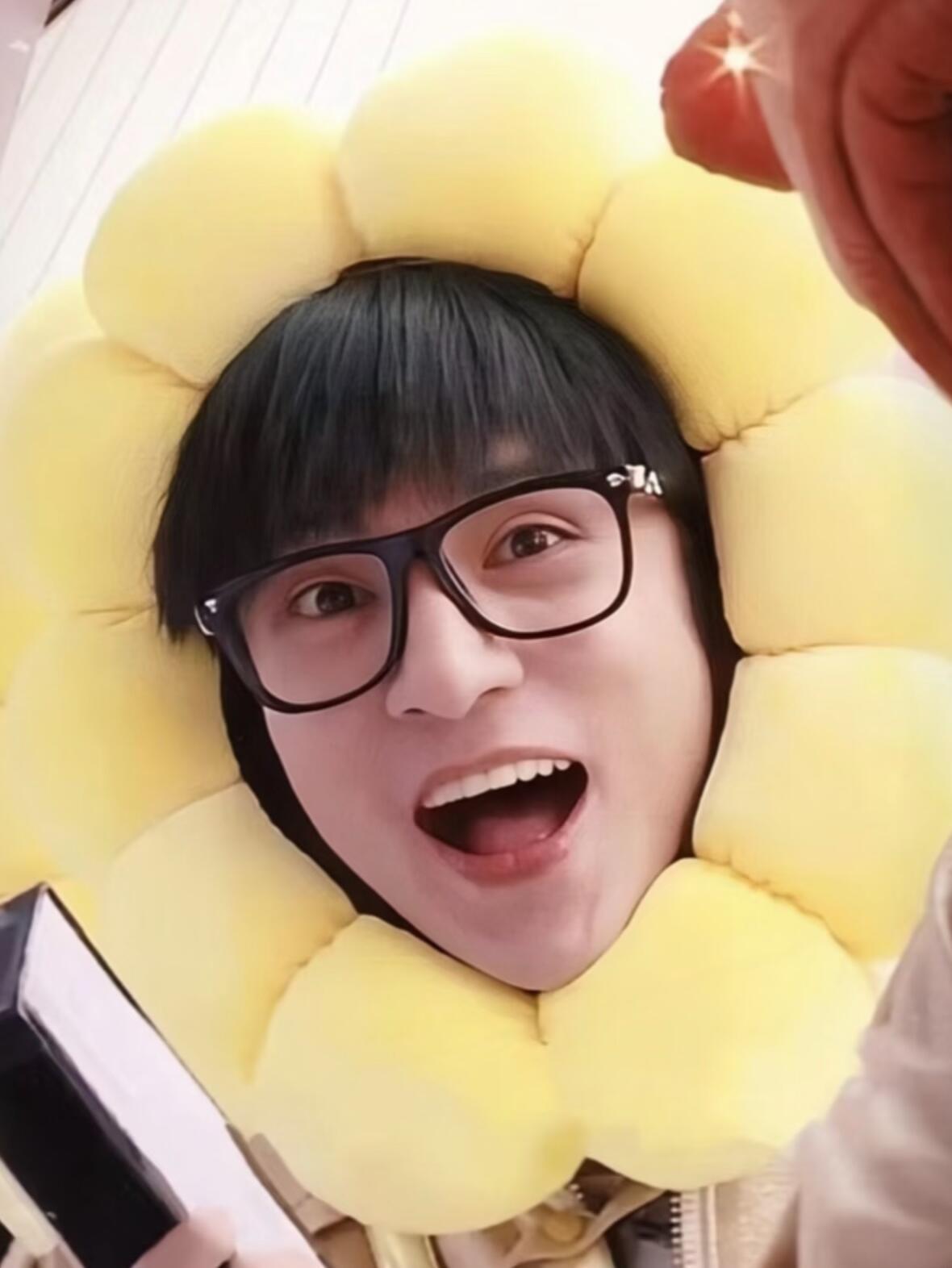 歌迷给薛之谦种太阳薛之谦我们把太阳种出来了 科学解释不了的事情，就用爱来解释吧，